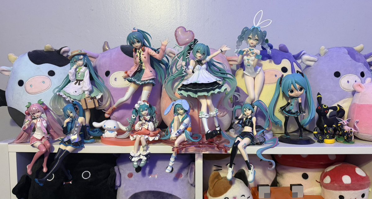 marithekittyx's tweet image. my hatsune miku figurine collection is really coming along 🩵🤍🖤