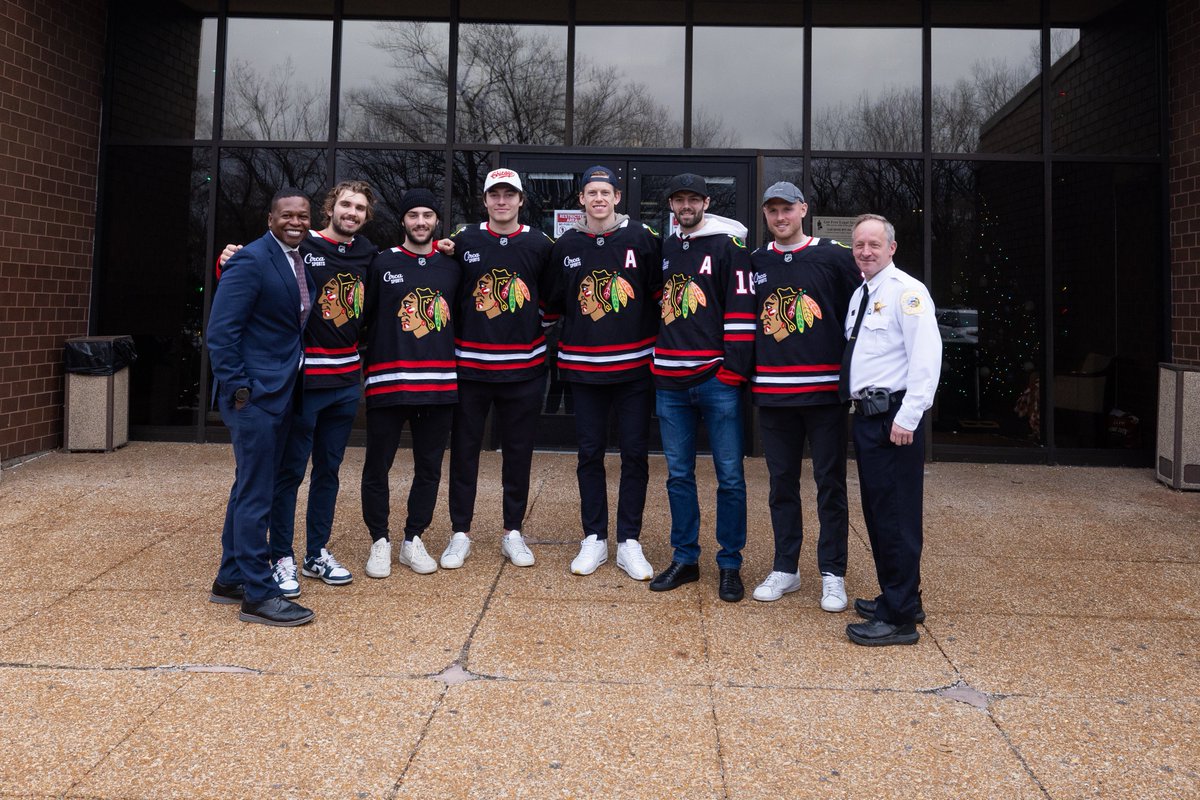 NHLBlackhawks's tweet image. "Here in Chicago, the dedication of our first responders is inspiring, and these visits give me a chance to meet incredible people and thank them personally."

read about Connor Murphy's holiday tradition📰 ➡︎ bhawks.co/trk/MurphyHoli…