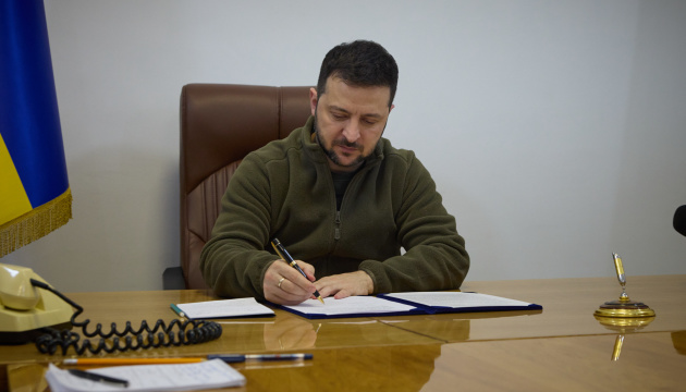 URinya_'s tweet image. Zelenskyy signs the Digital Infrastructure Development Law with clear standards for mobile internet quality in Ukraine. #Ukraine #DigitalInfrastructure