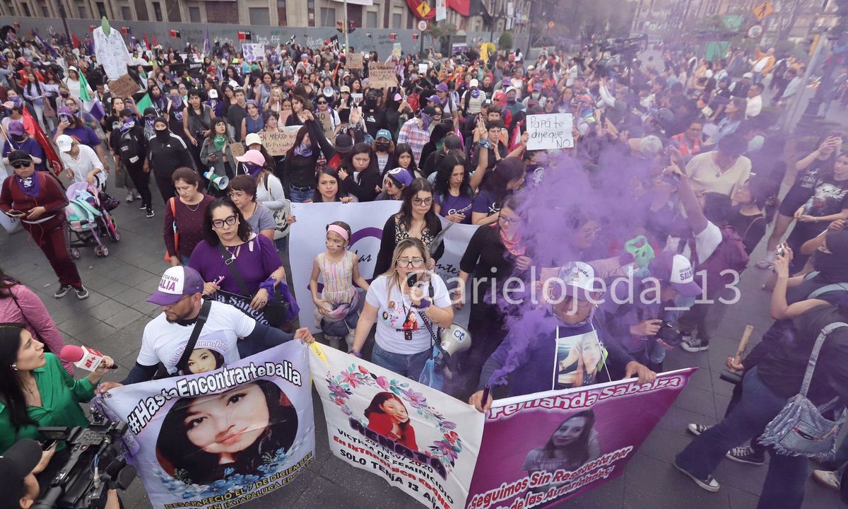 📸 Colectivos de mujeres marchan este #25N contra la violencia de género. El bloque negro intenta saltar las vallas que protegen Palacio Nacional.