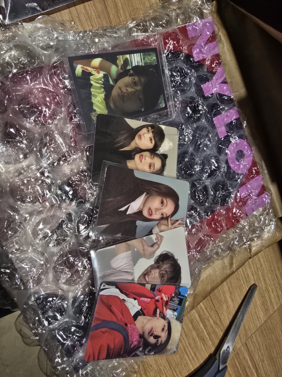 O unboxing tá diferente porque não me aguentei e abri no trabalho mesmo. 

Além de todo o cuidado com embalagem ainda vieram esses brindes super xodós e uma ✨️ toploader ✨️

Mais uma vez, muito obrigada por todo o carinho, Vih!!