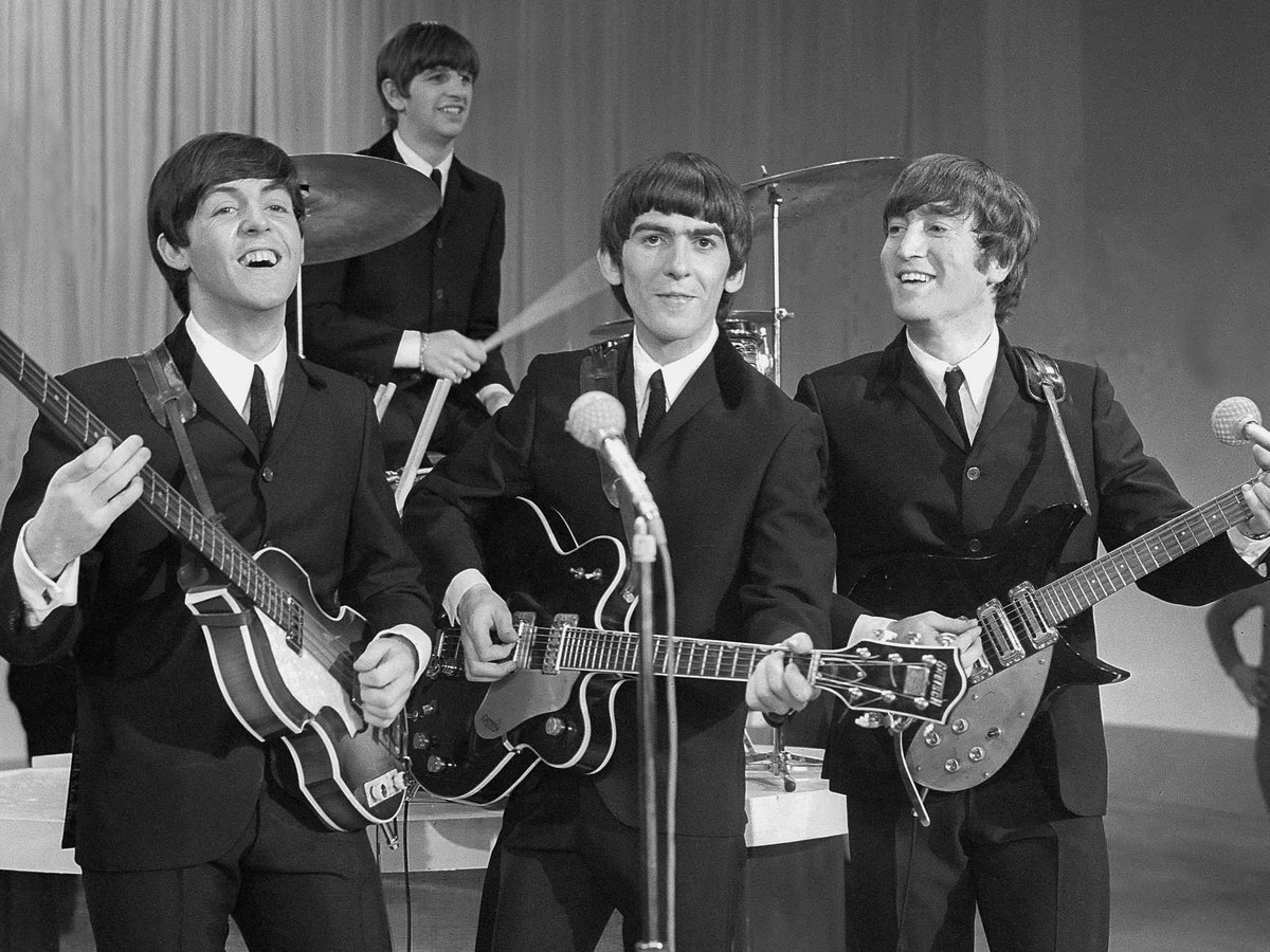 BeatlesEarth's tweet image. What is a Beatles song that should have went to #1, but never did? 🤔🔽