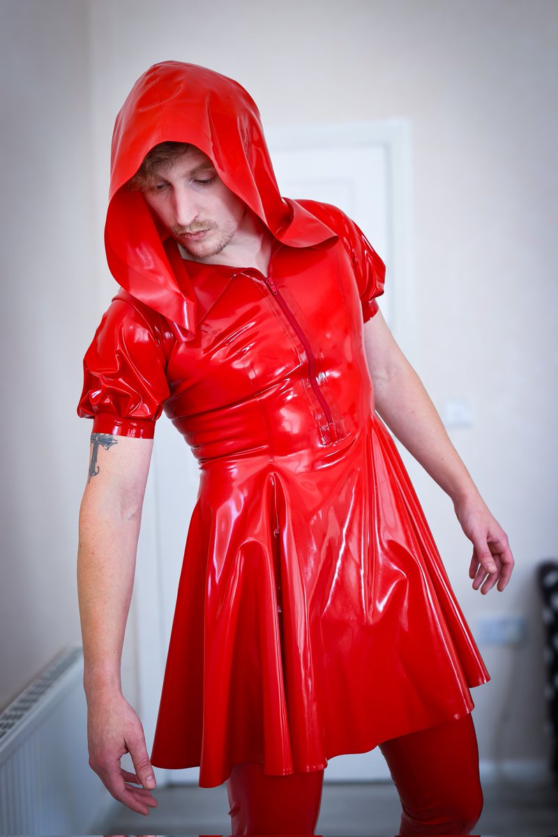 Rockin Red Riding Rubber 

Dress kindly borrowed from <a href="/latexnikki12/">Latex Nikki</a> 🖤
I do kinda feel like a Sith Lord here haha