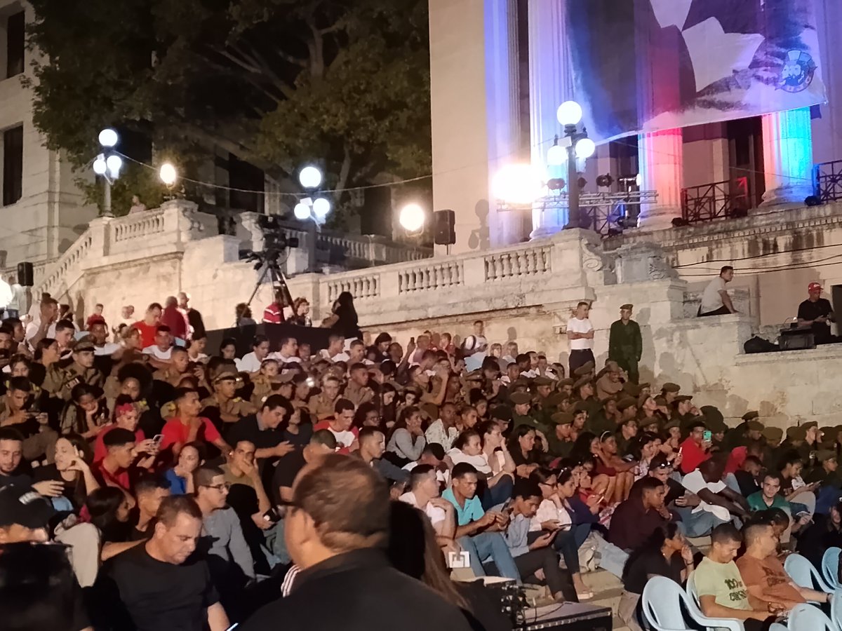 Presente una vez más la juventud colmando la escalinata de la <a href="/UHabana/">Universidad_Habana</a> en homenaje al Comandante en Jefe. 

#HastaSiempreComandante #FidelPorSiempre