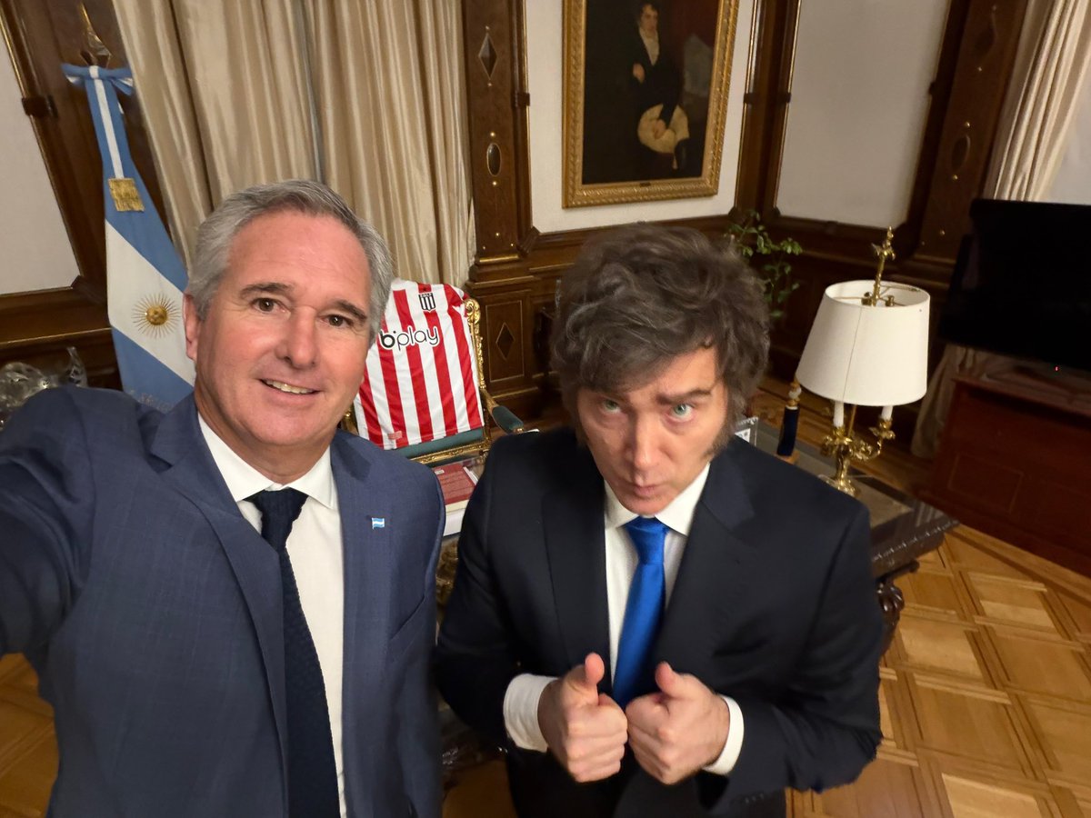 Esta mañana estuve reunido con el Presidente <a href="/JMilei/">Javier Milei</a> informándole sobre el viaje realizado a la Cumbre de Líderes del G20. 

Conversamos también sobre la importancia de defender valores universales en todo lugar y en todo momento desde el sillón de Rivadavia. 🦁🇦🇷