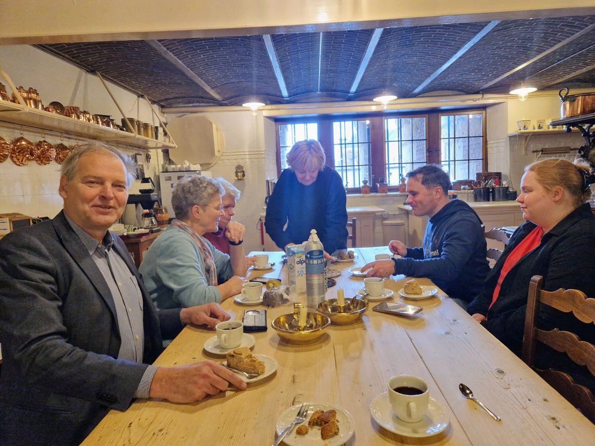 RedmerAlma's tweet photo. Op 17 okt. 1975 stapte ik voor het eerst een archief binnen, vijftig jaar later gevierd op drie plekken die ik anders nooit bezocht zou hebben: kasteel Twickel, de borg Harssens (domicilie kiezend in de Barkmolenstraat) en de Groninger Archieven, met appeltaart van Occa Ripperda https://t.co/xHQDc9S5ra