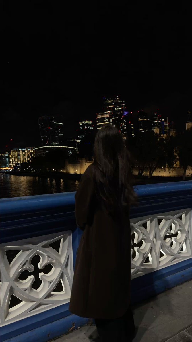 وكأنّ الليل يسألُني عمّا أُخفيه بين نبضٍ وآخر وعن تلك الحكايات التي لم أبوح بها لأحد، يقترب بصمته كأنهُ يُريد أن يلتقط أنفاسي المُتعبه، ويفهم مالم يستطيع النهار فهمه، يسألُني ماذا أثقل قلبك؟ فأهرُب ليس خوفاً بل لأن الإجابة أكبر من أن تُقال وأعمق من أن تُحكى في لحظة ..