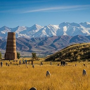 RamiAhmedovich's tweet image. دي قيرغستان
بص اخر دولة و طريق للصين زمان من ناحية اسيا الوسطي
و وصل ليها قتيبة بن مسلم و له قصة شهيرة مع امبراطور الصين ( شوان زونغ ) اما وصل للحدود دي لحد كاشغر !
و فضلت قيرغستان بتكتب بلغة القرغير من اللغات التركية بالحروف العربية لحد زمن الاتحاد السوفييتي اما منعها