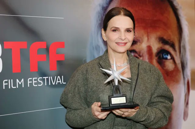 archivebinoche's tweet photo. 📸 | Juliette Binoche with her Stella della Mole Award at the Torino Film Festival. #TFF43 https://t.co/3CKsUfBo1Q