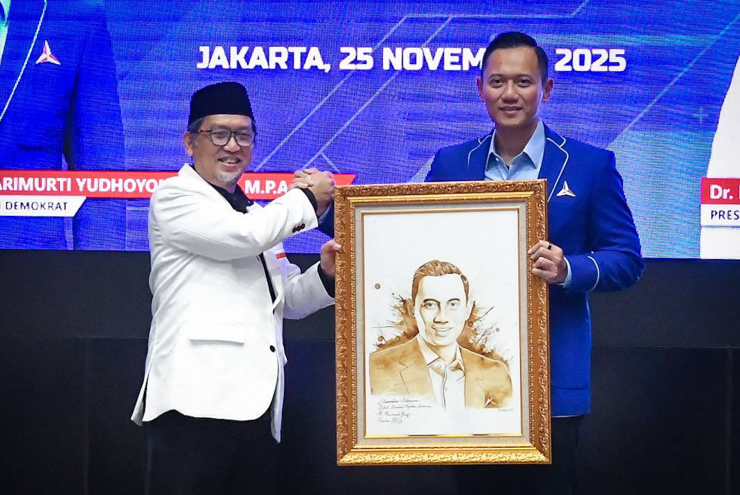PKSejahtera's tweet photo. Presiden Partai Keadilan Sejahtera (PKS) @Muzzammil_Yusuf dan Jajaran DPP PKS melaksanakan Silaturahim Kebangsaan ke DPP Partai Demokrat yang disambut hangat oleh Agus Harimurti Yudhoyono Ketua Umum Partai Demokrat, Selasa (25/11) https://t.co/lF5L3LD1Di