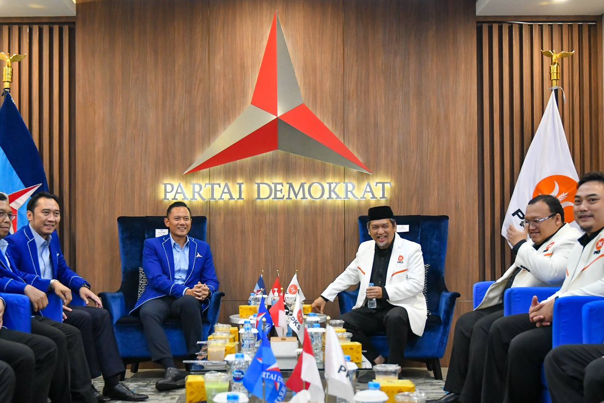 PKSejahtera's tweet photo. Presiden Partai Keadilan Sejahtera (PKS) @Muzzammil_Yusuf dan Jajaran DPP PKS melaksanakan Silaturahim Kebangsaan ke DPP Partai Demokrat yang disambut hangat oleh Agus Harimurti Yudhoyono Ketua Umum Partai Demokrat, Selasa (25/11) https://t.co/lF5L3LD1Di