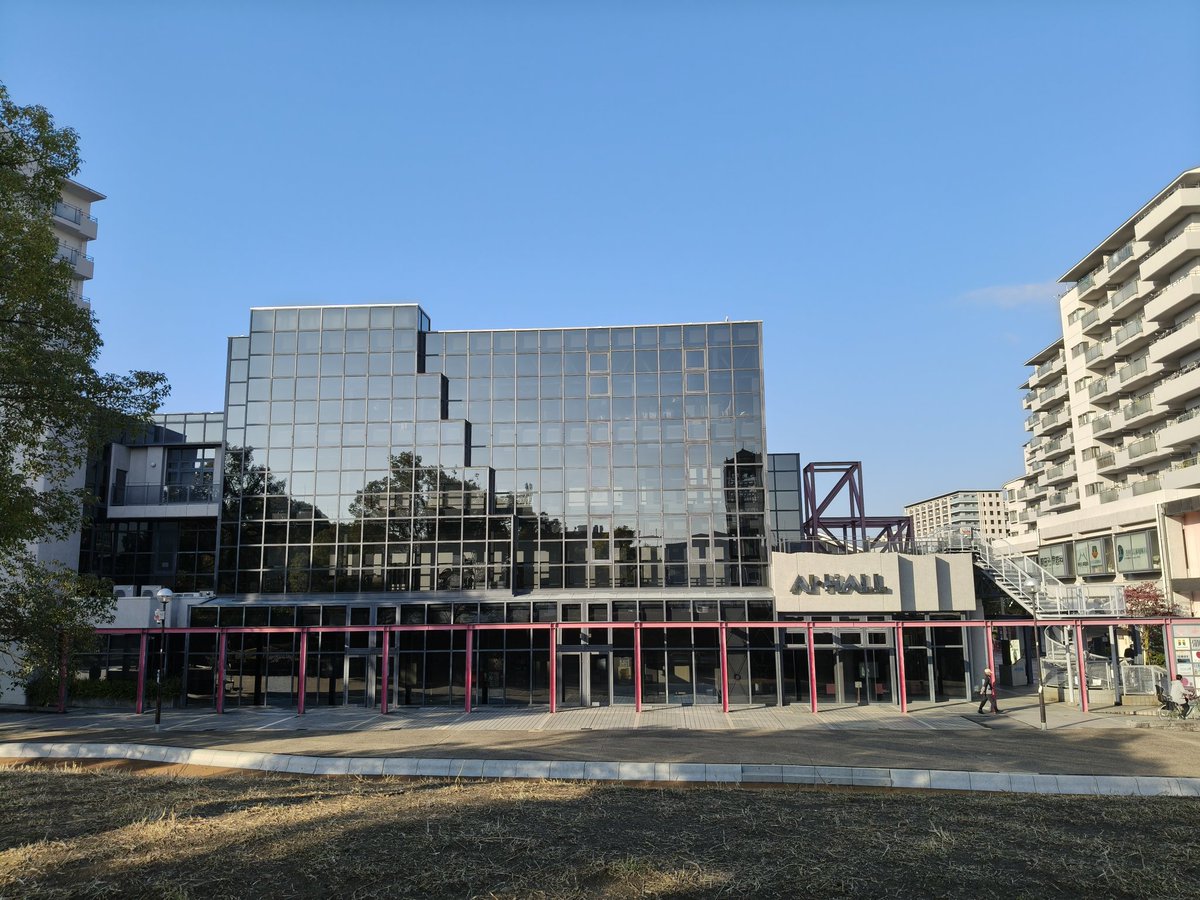 小屋入りだぁー！！
満員電車に大荷物で📦️本当にごめんなさい😅
会場のお席の方、土曜日の昼の会は間もなく締め切りです🎟️💦
土曜日の夜は出演者10名によるアフタートークもございますので是非とも御予約お待ちしております😍
【空本が感謝のチケットはこちら】
ticket.corich.jp/apply/396393/0…