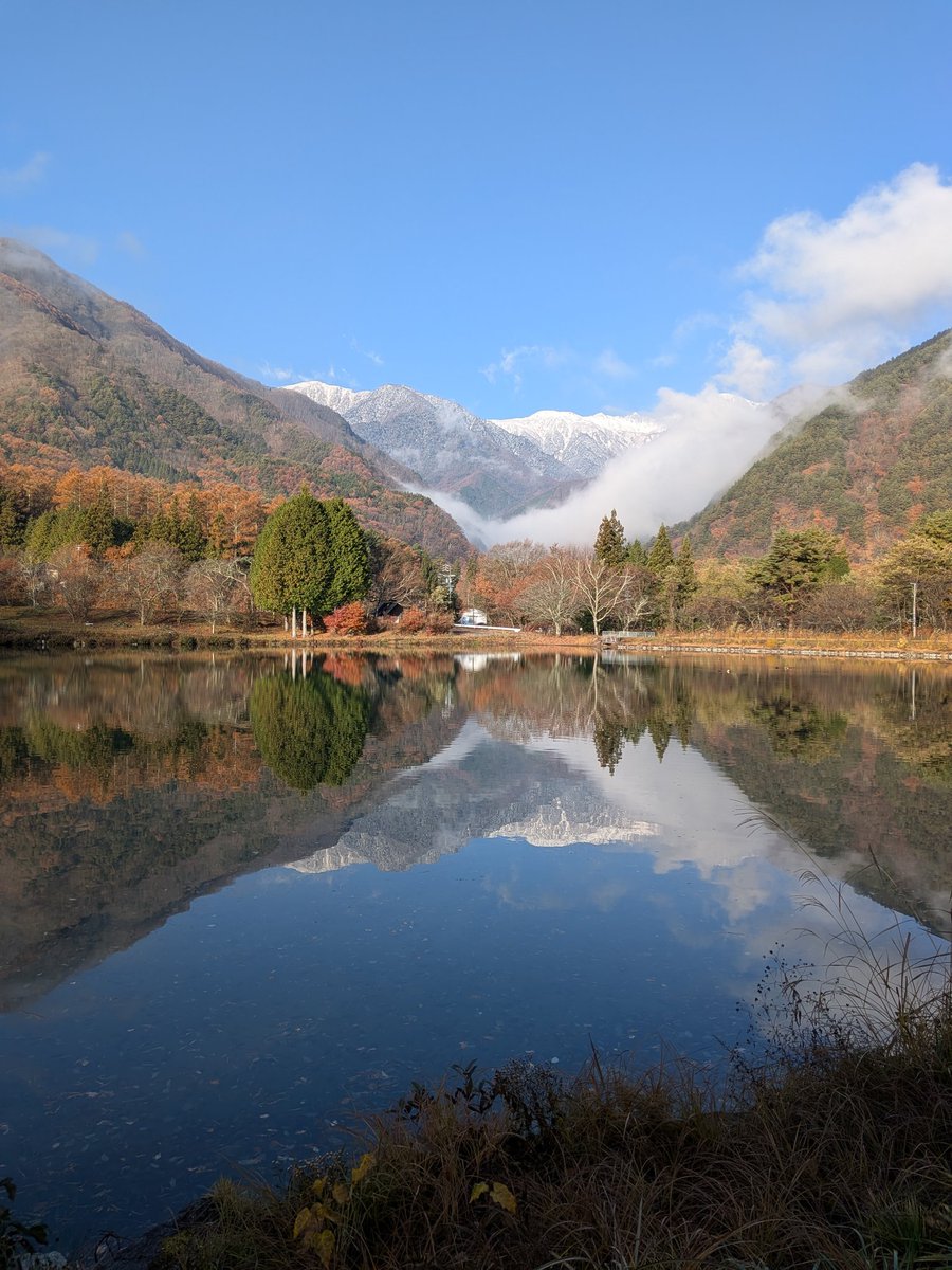 おはようございます。
今朝の #駒ヶ根 は曇りです。
山の上が真っ白で綺麗⛄️✨

たくさんの方にお楽しみいただいた #駒ヶ根高原 の #紅葉 は終了しました。
 ご来場いただいた皆さま、ありがとうございました！🙇

今日も1日、行ってらっしゃい！