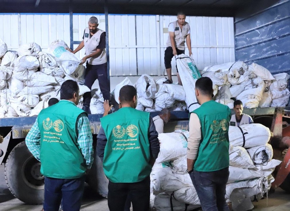 في برد الشتاء، يمتد دفء السعودية ليغمر أهل غزة مركز الملك سلمان للإغاثة والأعمال الإنسانية يسلم دفعة جديدة من المساعدات الإيوائية في غزة، لتوفير احتياجات الشتاء العاجلة وتقديم حلول سريعة وآمنة للنازحين. <a href="/KSRelief/">مركز الملك سلمان للإغاثة</a>