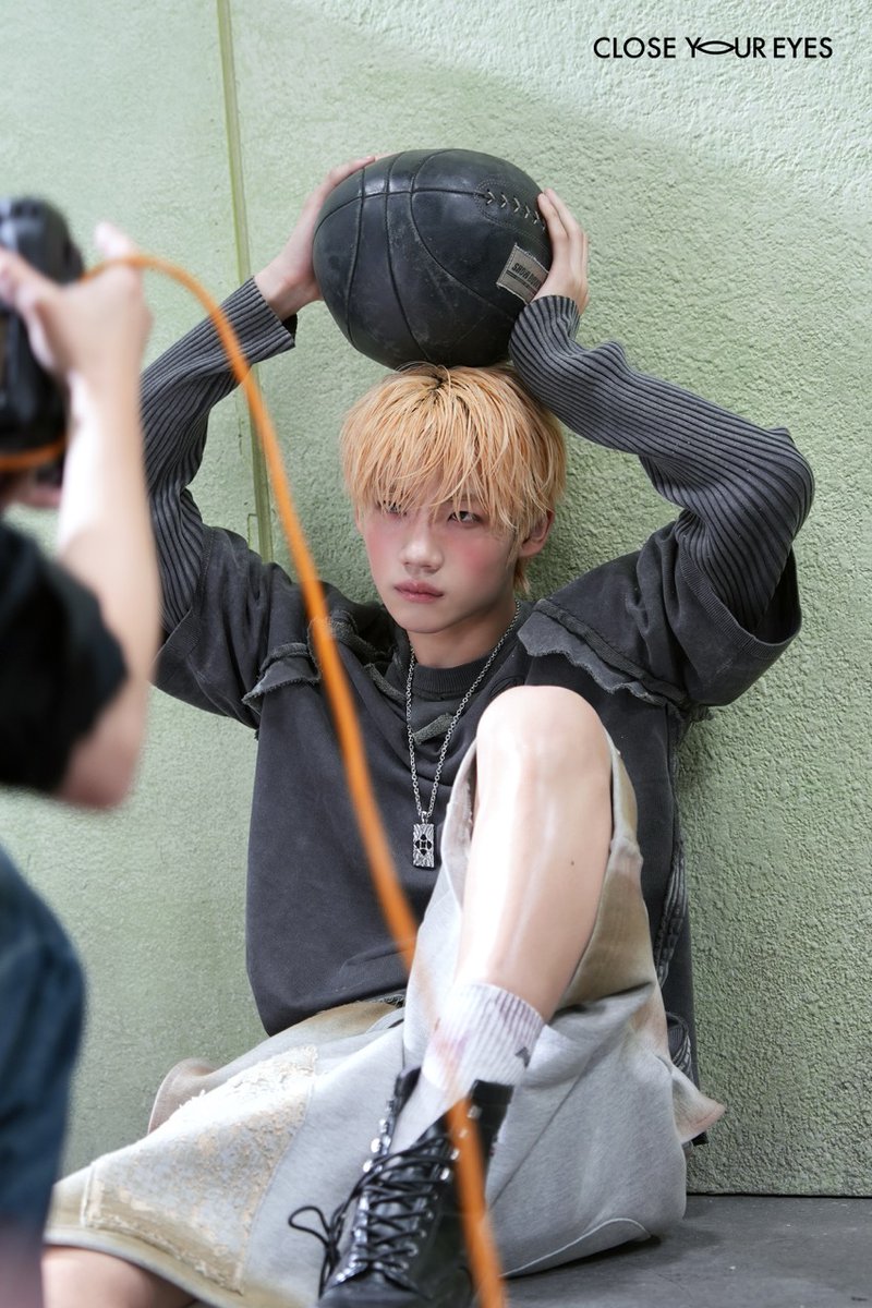 📸 — Confira o Jacket Photo Sketch do #KENSHIN de 'blackout'. (1/2