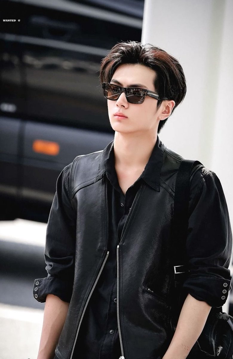 byjongseongie's tweet image. this kind of outfit is on another level, it’s remind me of this jay one year ago

251126                                          240512