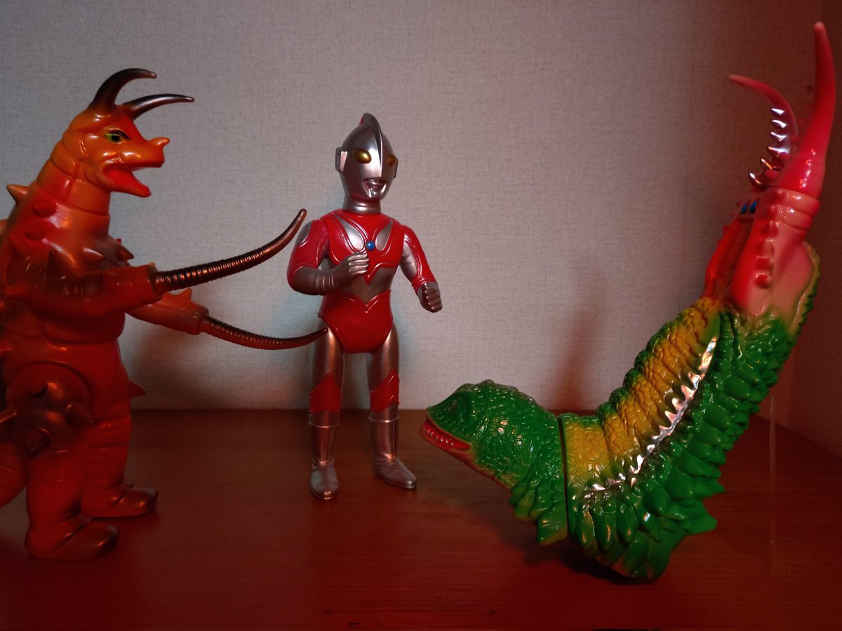 グドンツインテールとのゲキトゥー #ブルマァク #墓場の画廊 #ソフビ