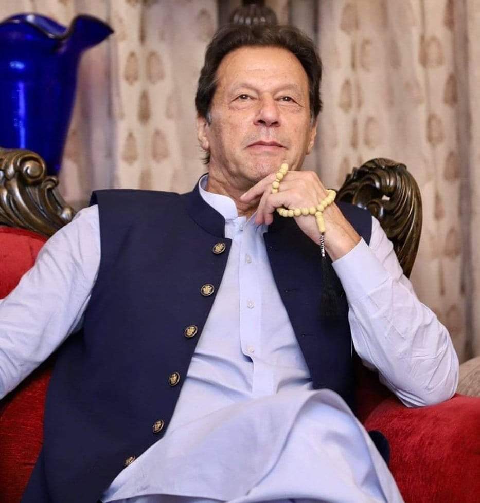 برسوں کی زندگی میں بھی صدیوں کا سوچنا 
اس شخص کا قصور ہے نسلوں کا سوچنا 
     اس کا یہ جرم ہے کہ اندھروں میں بیٹھ کر
      منزل کے راستوں پہ چراغوں کا سوچنا 
وہ شخص اپنی ذات کے بارے میں سوچتا
      مہنگا پڑا اسے یہاں اوروں کا سوچنا 
      مہنگا پڑا اسے یہاں اوروں کا سوچنا