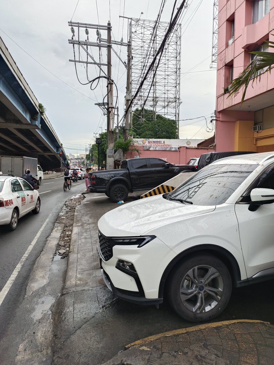 bjlim11's tweet photo. @MMDA please reprimand this establishment and cars making the sidewalk their extended commercial parking spaces (loc: Nagtahan, Manila). Thank you https://t.co/ovWDBvZQft