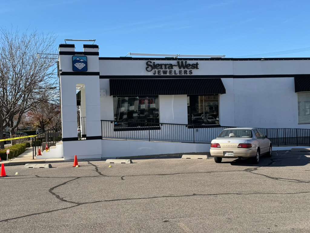 SLCScanner's tweet image. One suspect hospitalized, one at large after attempted burglary at Murray jewelry store gephardtdaily.com/local/one-susp… via @GephardtDaily