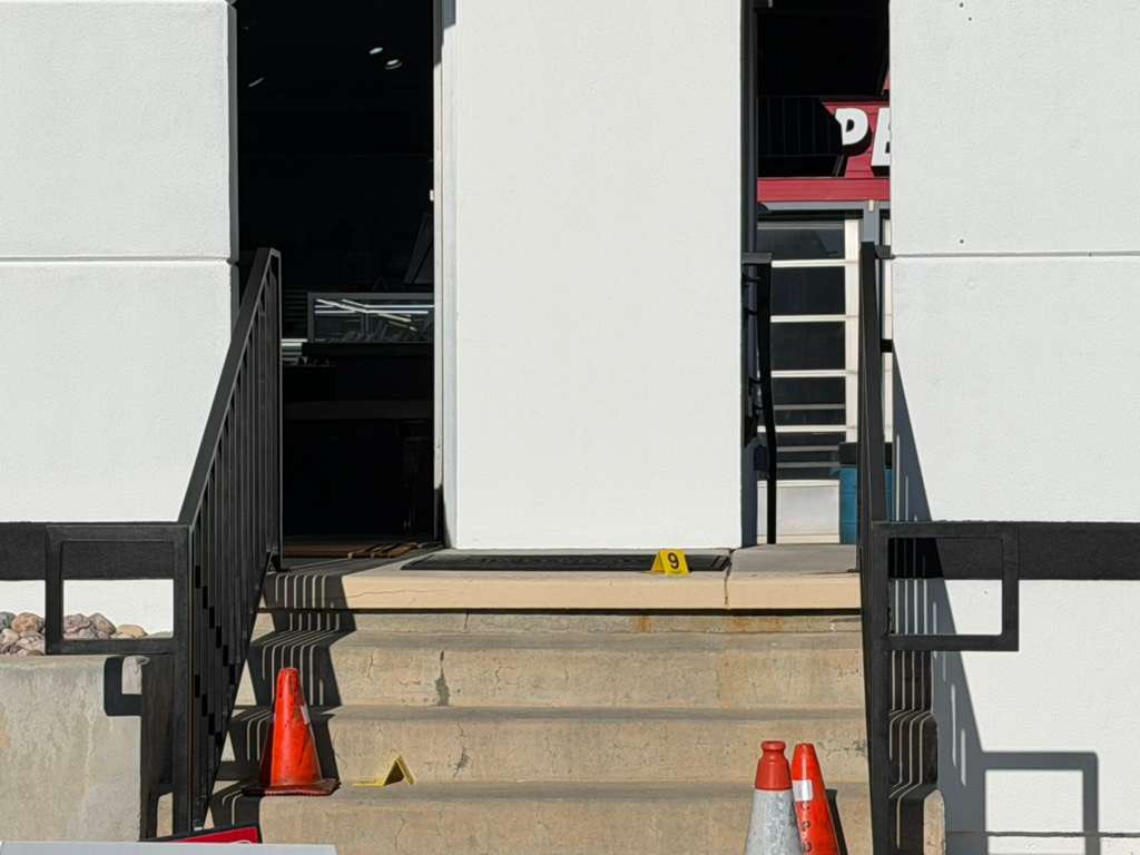 SLCScanner's tweet image. One suspect hospitalized, one at large after attempted burglary at Murray jewelry store gephardtdaily.com/local/one-susp… via @GephardtDaily