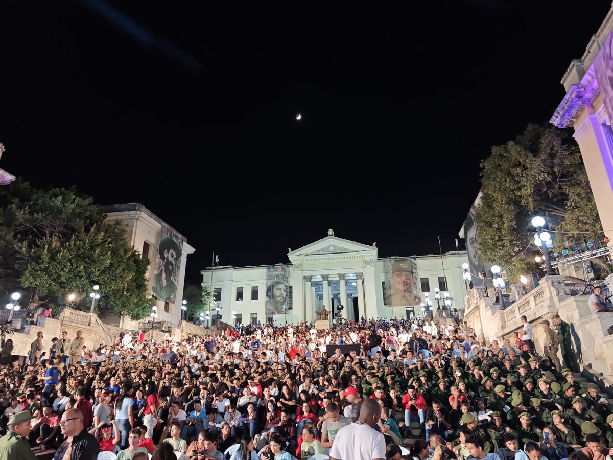 Lista la escalinata de la Universidad de La Habana para el homenaje a #Fidel en el 9no aniversario de su desaparición física. #100AñosConFidel