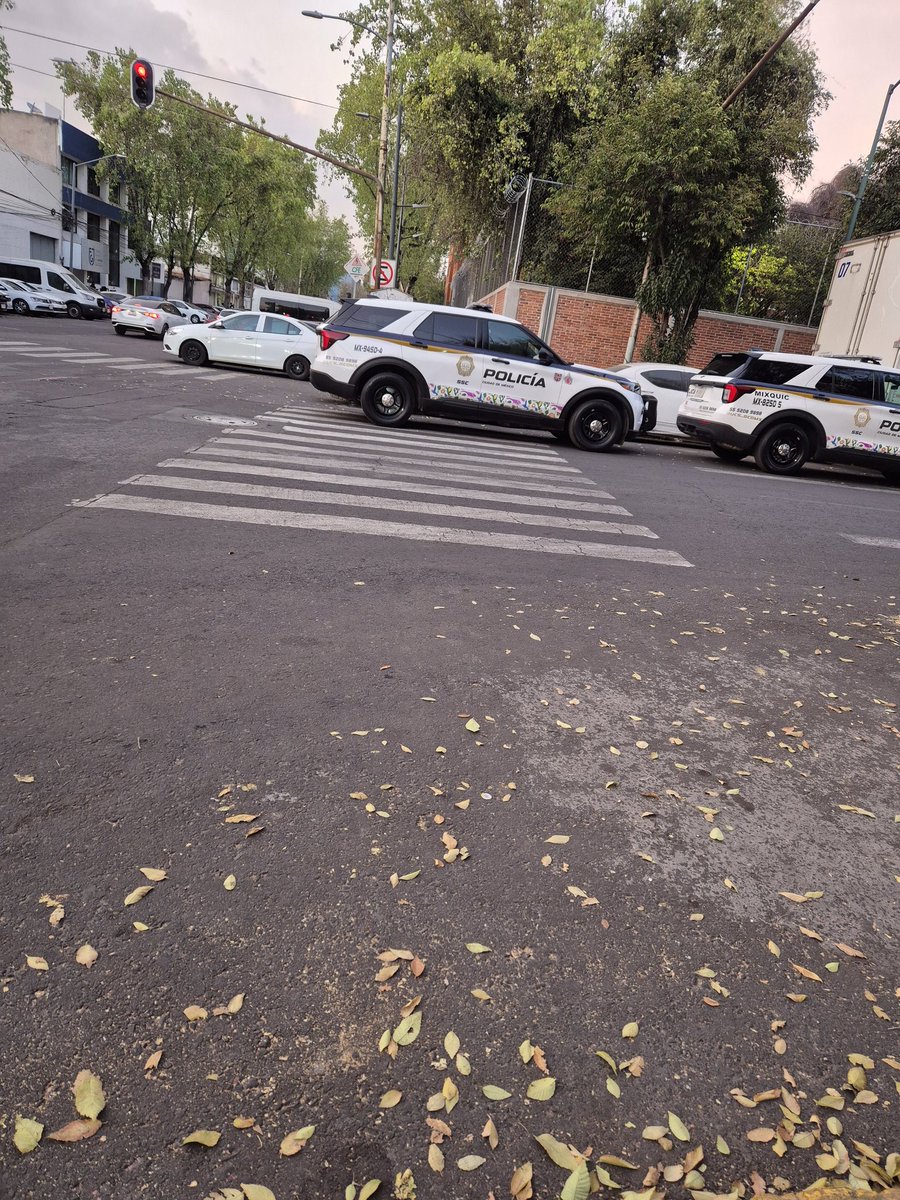 SERGIOCHACHARAS's tweet photo. @LaSEMOVI @UCS_GCDMX   Vehículos estacionados en rampa para sillas de ruedas en dr. Lavista  esquina dr. VERTIZ col doctores, esto es recurrente @vigia_citadino @alikael18 @OVIALCDMX @Peaton_no @multacdmx @CDMXDenunciaC @Vigilar_CDMX @jimmyarq_ @erikayazminrg https://t.co/KDGoizNRCK
