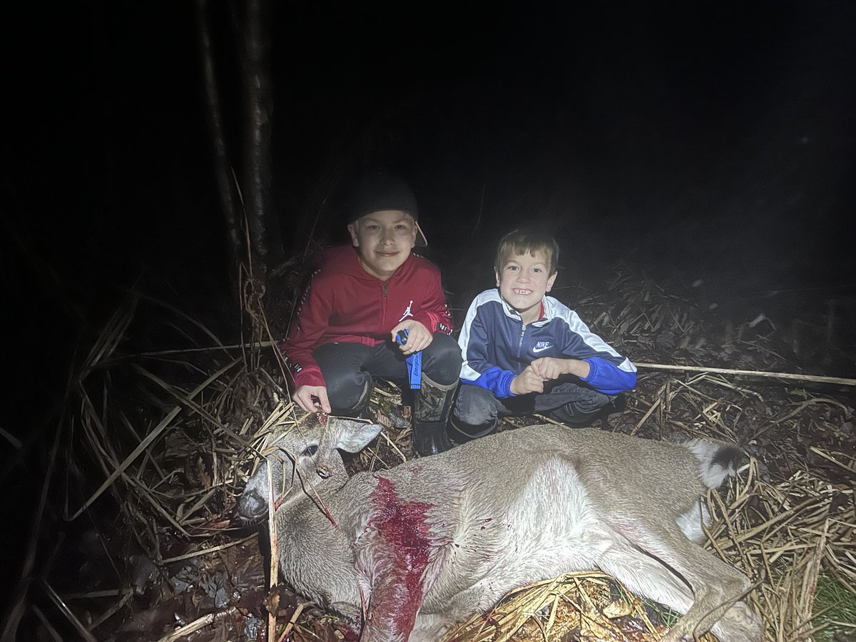 DocDos5's tweet image. It ain’t the biggest buck but it’s my sons first! Odd antlers