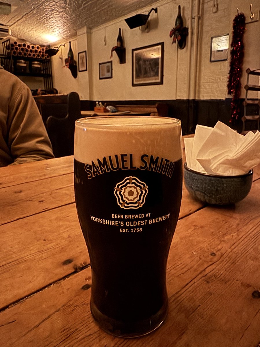 mrkhtut's tweet photo. One of the oldest pubs in London, Ye Olde Cheshire Cheese https://t.co/u0whvjRfD0