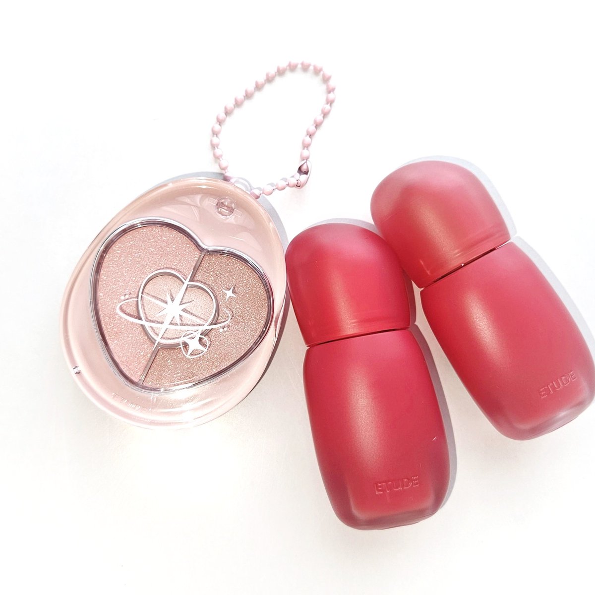 reeeen46's tweet image. ETUDE新作ぽよんアイメイカーが可愛すぎる🥹🩷2段スライド式になっていて、小さいのに7色も入ってるよ！キーチェーン付きだから持ち運びにも便利◎ソフトフィクシングティントは生すふれリップで軽やかなのにしっとり密着！恋がテーマのカラー名にも注目🫶🏻️︎💕
[PR] @etudejapan 
#ETUDE #エチュード