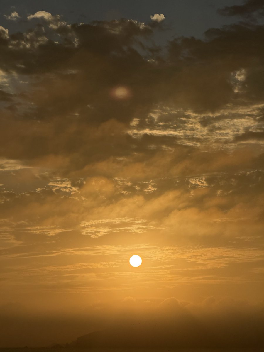ari142022's tweet photo. este lo comparto con @gabs1229 🌅🖤 https://t.co/Z8MWWhfSih