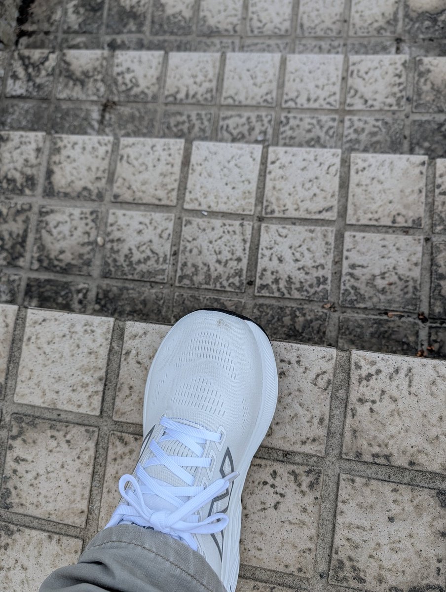 歐不~~ 新鞋第一次踢到
都會好心痛啊啊啊~ 😭