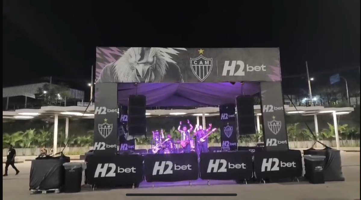 LocutorRafaLeal's tweet image. A diretoria do Atlético é tão sem noção que num jogo que não tem o menor clima de festa bota banda pra tocar na esplanada da Arena MRV. Por mais que os músicos sejam profissionais e recebam cachê é uma situação constrangedora! Que maluquice, #Galo !
