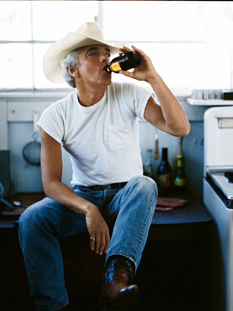 jakewoolf's tweet image. My favorite thing about this iconic Ralph Lauren advertisement is that in it, Ralph Lauren is not wearing a single thing made by Ralph Lauren 

The jeans are Levis and the boots I assume are Lucchese 

Ralph Lauren has never been a garment maker, he is a vibe curator