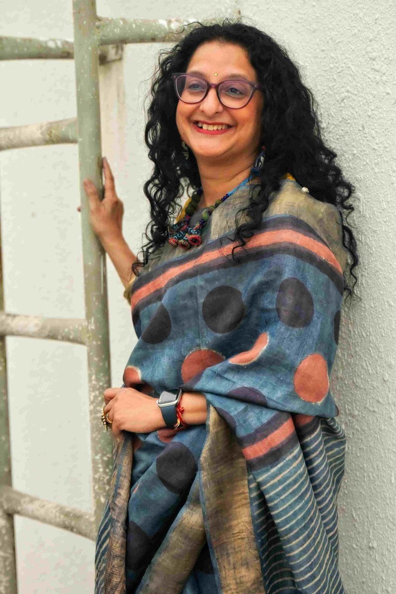 hyderabadibeats's tweet image. Modelled for my favourite saree brand for their Tussar Silk line. Shruti Haksar made me come out of my comfort zone for this. 
Saree: Shruti Sari Studio
📸: Shruti Haksar
Hair and makeup: yours truly.

Ab mei model ban gayi. 😲

shrutisaristudio.com/product-catego…

#handloom #tussarsilk