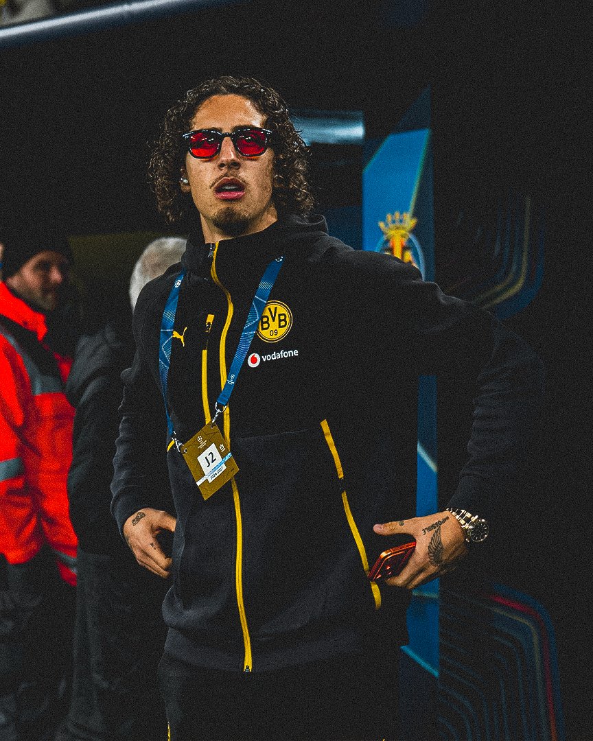 BlackYellow's tweet image. Accessorizing 🕶️