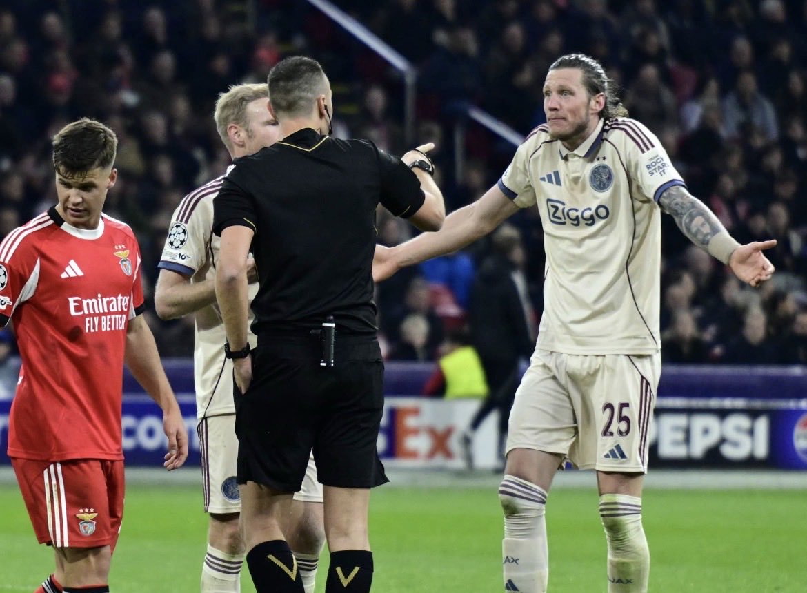 ukevb's tweet image. Waarom zie ik ieder weekend en iedere CL week deze foto van #Weghorst?

#ajaben #ajax