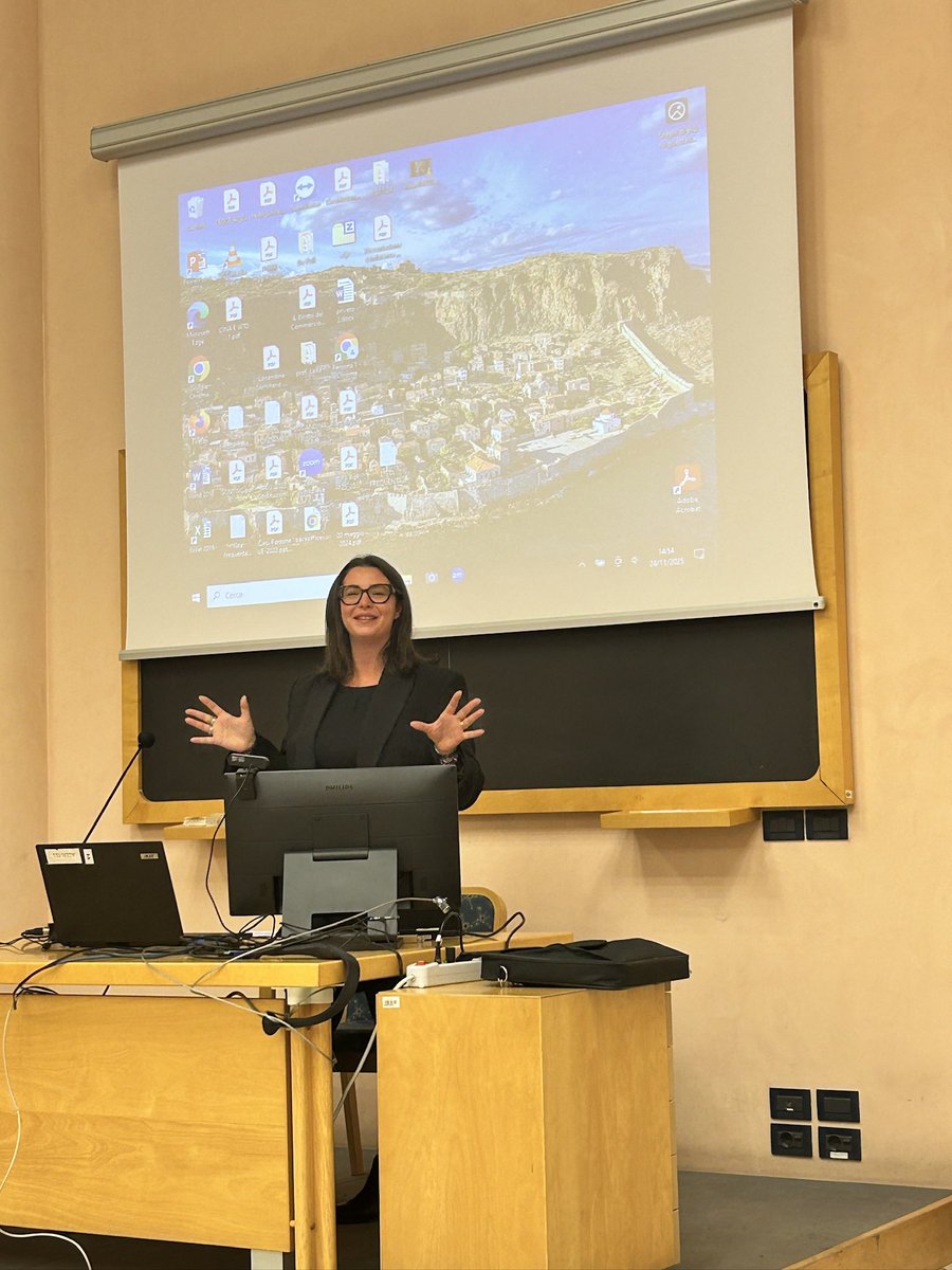 BFioravanzi's tweet photo. Sono tornato dietro la cattedra per raccontare agli studenti la mia esperienza professionale e mostrare come esistano percorsi alternativi a quelli più tradizionali dell’avvocatura o della magistratura, proprio come hanno fatto molti altri giovani professionisti https://t.co/GJBIq0tC8h