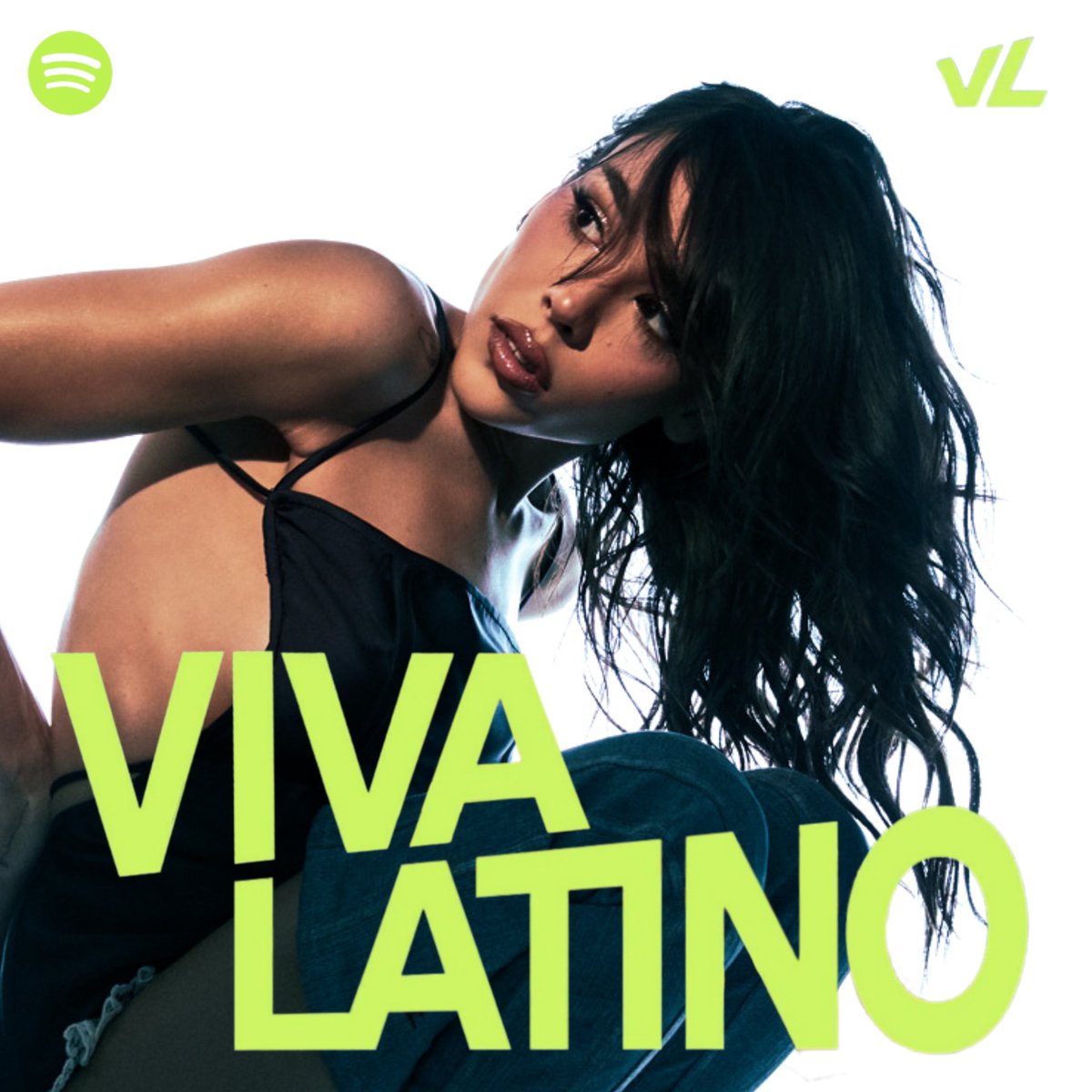 GABRIELA estampa capa da “VIVA LATINO”, com “XNG3L” no topo da playlist.