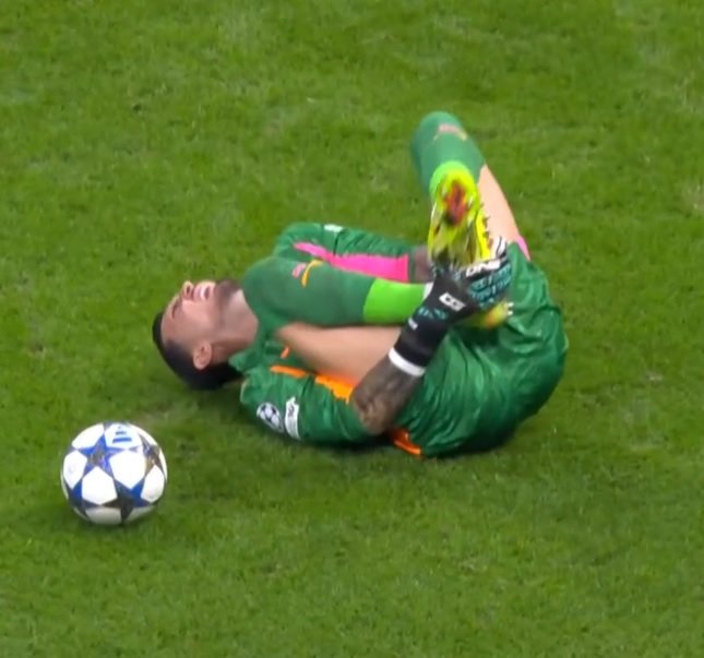 🚨 “Controversial Refereeing Casts Shadow Over the Match”

In a dramatic turn, a player who should have been sent off for a second yellow remained on the field and scored just minutes later, igniting heated debate. Meanwhile, in a similar situation, a Galatasaray player received