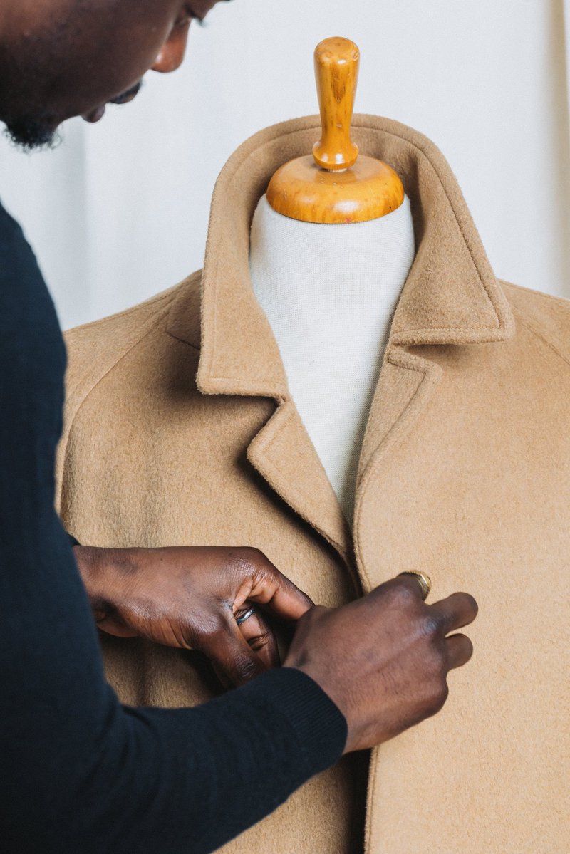 Kevin_Ayia's tweet image. Hello everyone! We just passed 5k followers, thank you. I’m not really used to doing giveaways, but here we are.

To celebrate the milestone, I’m giving away this beautiful wool–cashmere overcoat made in England.

Since people generally repost far less than they like, using…