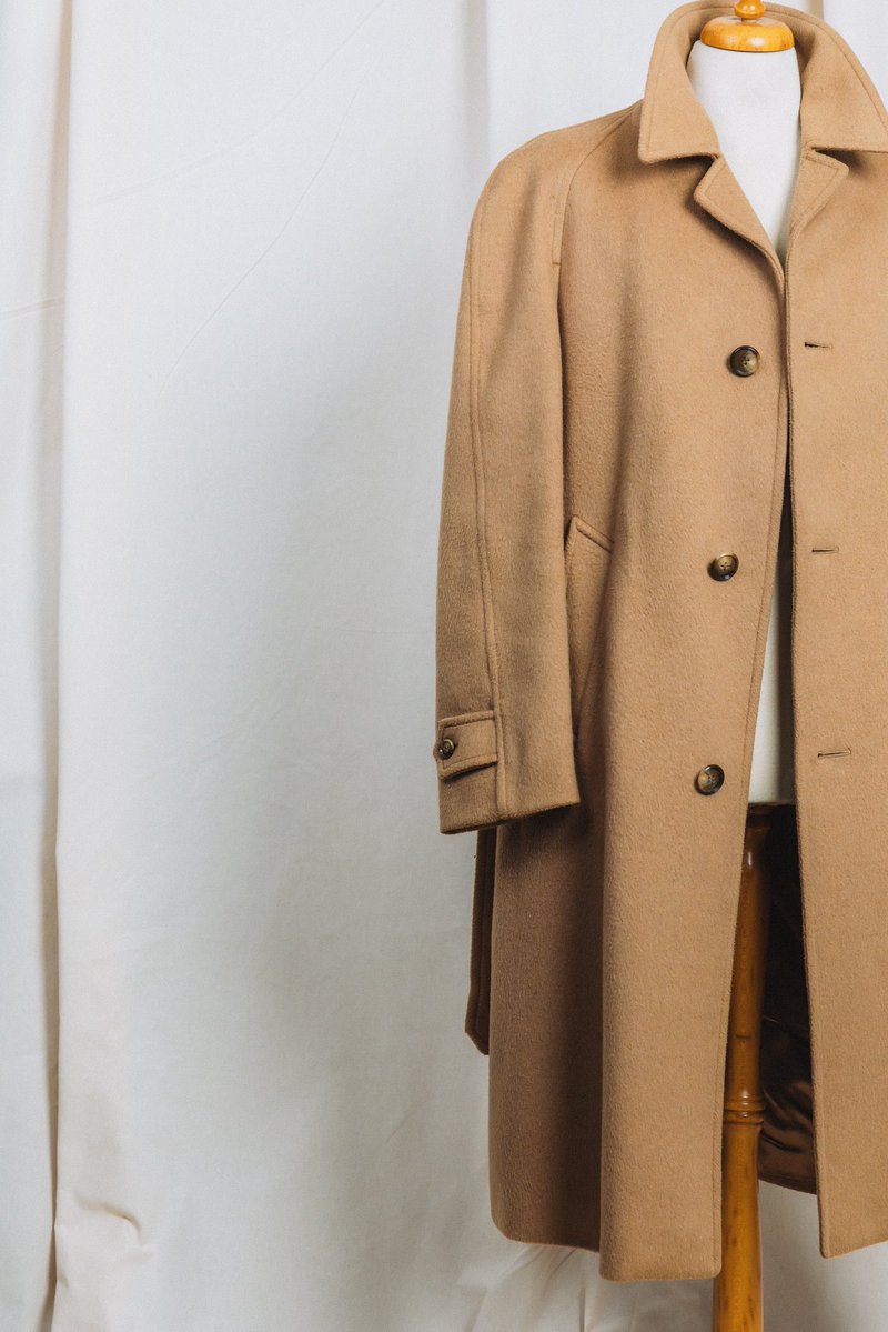Kevin_Ayia's tweet image. Hello everyone! We just passed 5k followers, thank you. I’m not really used to doing giveaways, but here we are.

To celebrate the milestone, I’m giving away this beautiful wool–cashmere overcoat made in England.

Since people generally repost far less than they like, using…