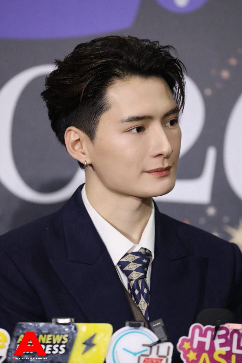 around_ent's tweet image. ช่วงสัมภาษณ์ “คริส พีรวัส” จาก “ซีรีส์ Write you again เขียนรักครั้งใหม่” ในงานแถลงข่าว ‘GMMTV 2026 MAGIC VIBES MAXIMIZED’ 

KRISTSINGTO MAGIC VIBES 2026  
#GMMTV2026
#KristSingto #คริสสิงโต #ทีมพีรญา
#KristPerawat
#WriteYouAgain