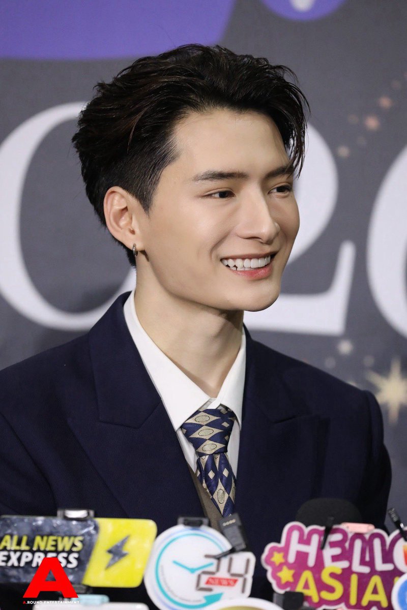 around_ent's tweet image. ช่วงสัมภาษณ์ “คริส พีรวัส” จาก “ซีรีส์ Write you again เขียนรักครั้งใหม่” ในงานแถลงข่าว ‘GMMTV 2026 MAGIC VIBES MAXIMIZED’ 

KRISTSINGTO MAGIC VIBES 2026  
#GMMTV2026
#KristSingto #คริสสิงโต #ทีมพีรญา
#KristPerawat
#WriteYouAgain