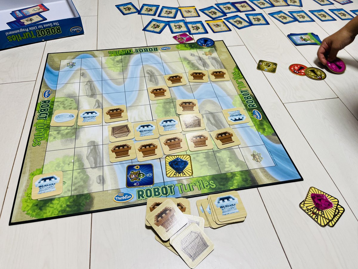 sochanmamaa's tweet image. 昨日ロボットタートルズが届いた- ̗̀📦 ̖́-

Googleのプログラマーが開発した
プログラミングが学べるボドゲ。

昨夜、早速作らされた😆😂

ワンダーボックスやってたし
今はロジックラボとかやってるから
こーゆー系すごい得意😳
私よりサクサク問題作りよる😳

教えれば、年長さんとかでもできそう。