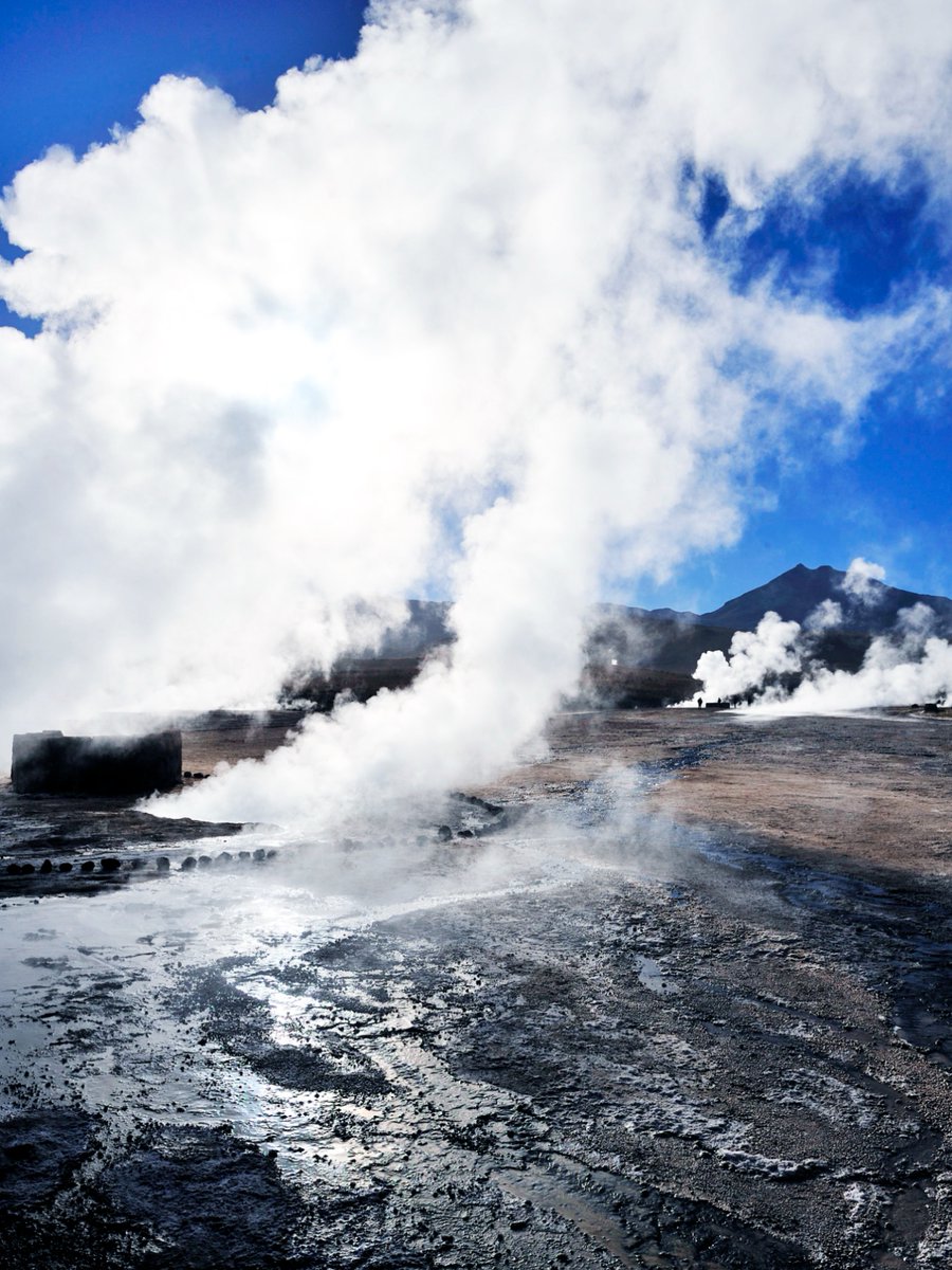 Blue_Parallel's tweet image. The Atacama Desert in Northern Chile is the world’s driest non-polar desert, known for its red rock valleys, salt flats, and unique wildlife. With its clear skies, it’s a top destination for private vineyard tours and guided astronomy sessions. zurl.co/Iqibr