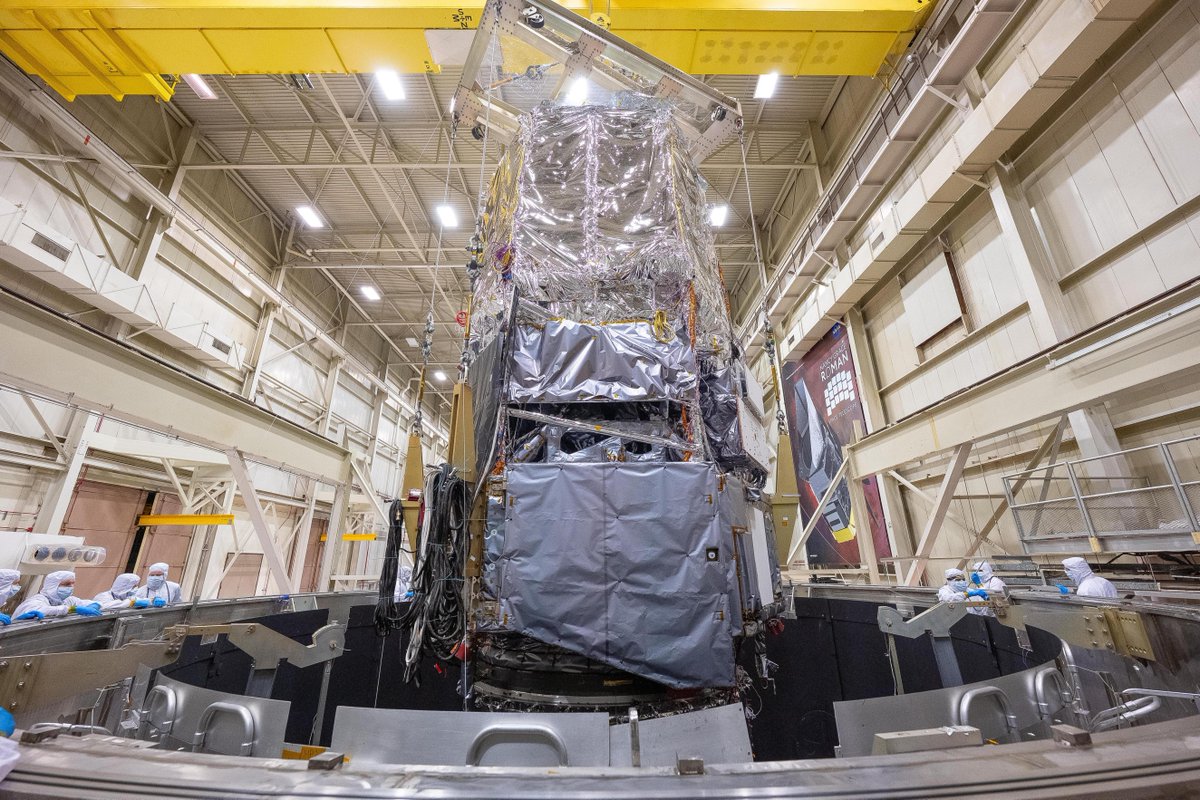 NASARoman's tweet image. Milestone Alert! 🚨 The core of the Roman Space Telescope has completed thermal vacuum testing which mimics space conditions. 
This is one of the final tests before the observatory is completely integrated! 

Learn more: go.nasa.gov/4ojvi2W

📸 NASA/ Jolearra Tshiteya