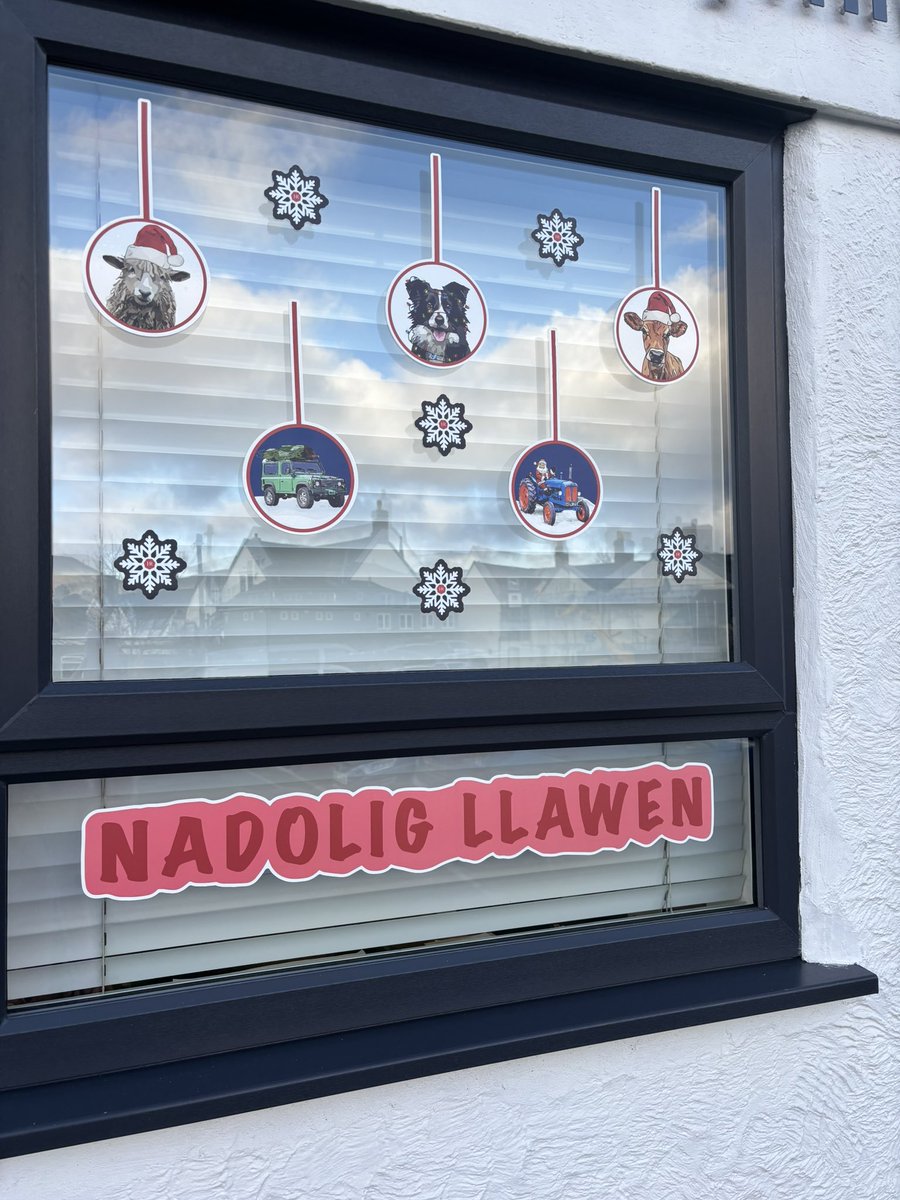 HillandRoberts's tweet image. Ein ffenest Nadolig🐄🚜🎄
Our Christmas window🐄🚜🎄
#nofarmersnofood 
#dimamaethdimbwyd