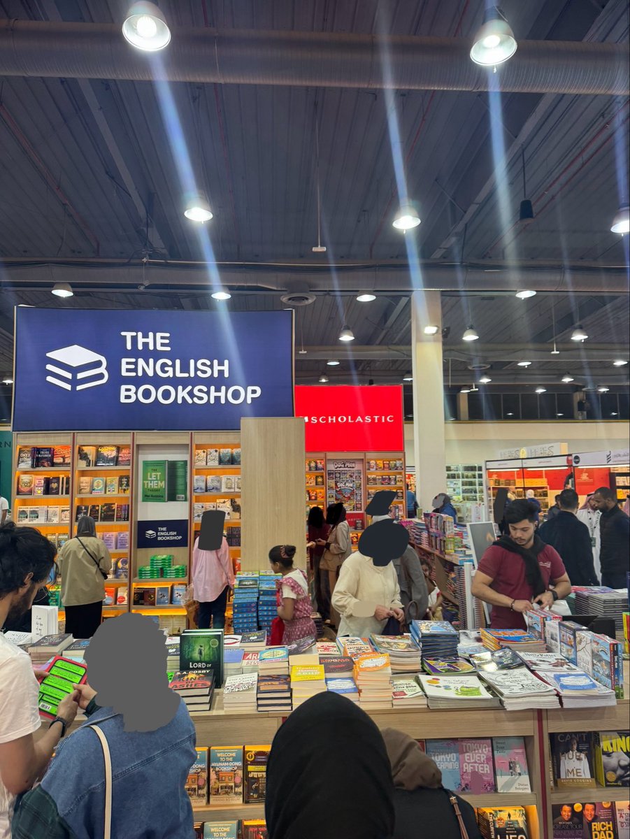 كالعادة، كان معرض الكتاب مفعماً بالحيوية والجمال. 

بينما كنت أمشي بين الأروقة، لفتت انتباهي تفاصيل تدل على جهد كبير.

الى ان وصلنا دار نشر بريطانية، حيث كانت أغلفة الكتب ليست جميلة فحسب...تساءلنا عن سبب عدم اجتماع جمال الغلاف مع المحتوى. ورغم محاولتنا، لم نجد تفسيراً واضحاً‼️