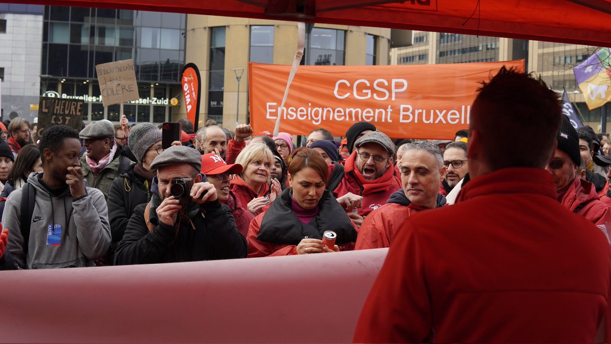 Mathieu_Ale's tweet image. Plus de 1000 personnes étaient devant la tour des pensions pour protester contre les mesures du gouvernement.

Policiers, pompiers, cheminots, travailleurs de la STIB étaient présents.